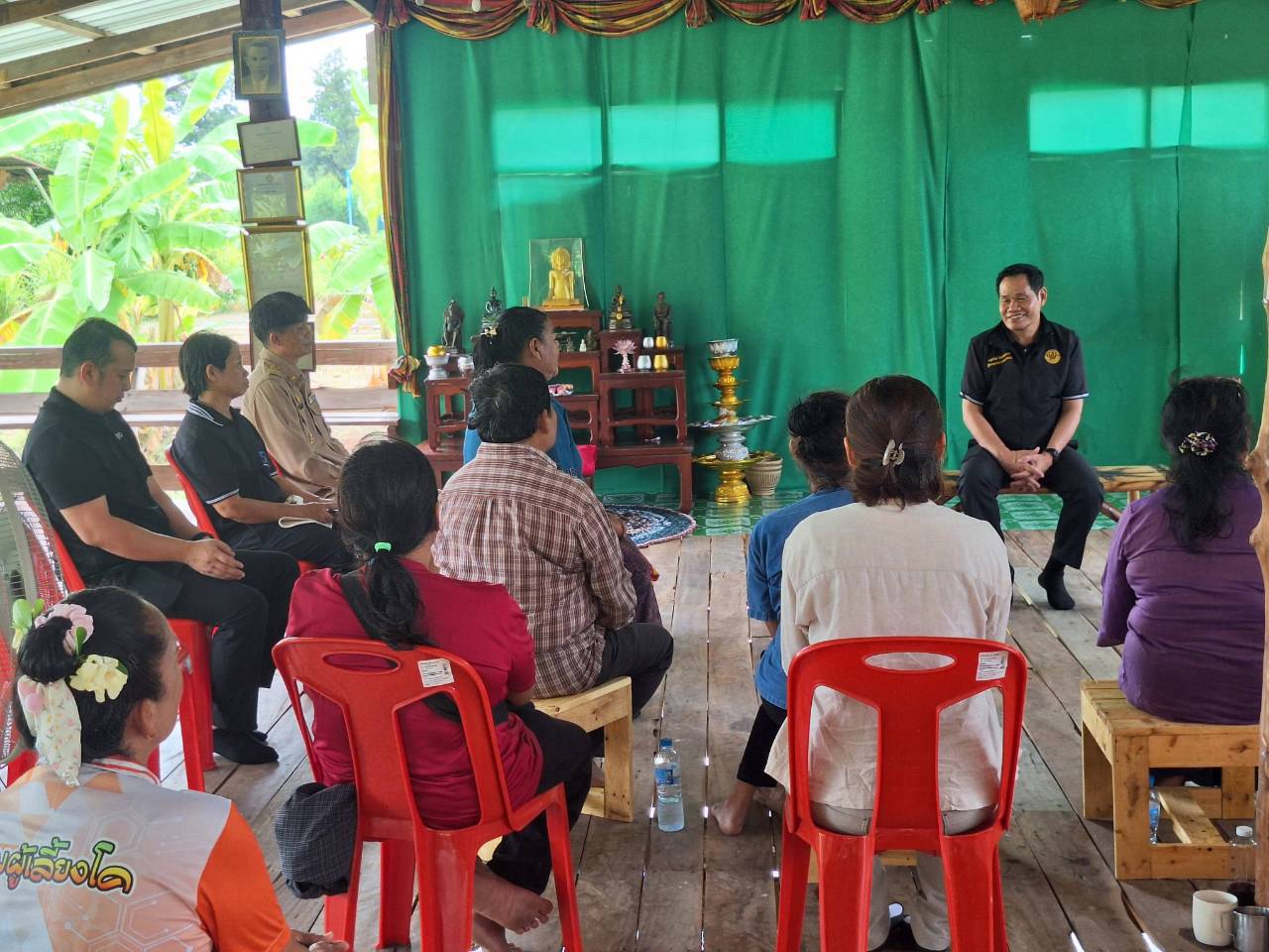 title - ผู้ตรวจราชการ ส.ป.ก. ลงพื้นที่จังหวัดมหาสารคาม ประชุมติดตามความก้าวหน้าผลการดำเนินงาน พร้อมตรวจเยี่ยมให้กำลังใจกลุ่มวิสาหกิจชุมชนผู้ปลูกสมุนไพร และกลุ่มวิสาหกิจชุมชนแปรรูปผลผลิตทางการเกษตร